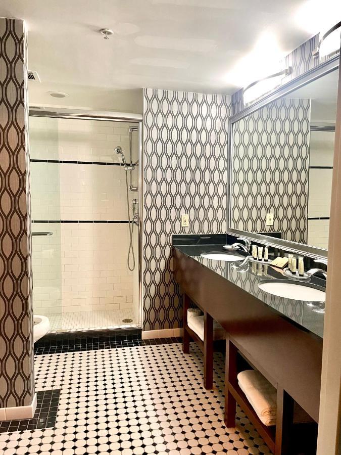 Park Manor Hotel クリフトン・パーク エクステリア 写真 A bathroom in a hotel