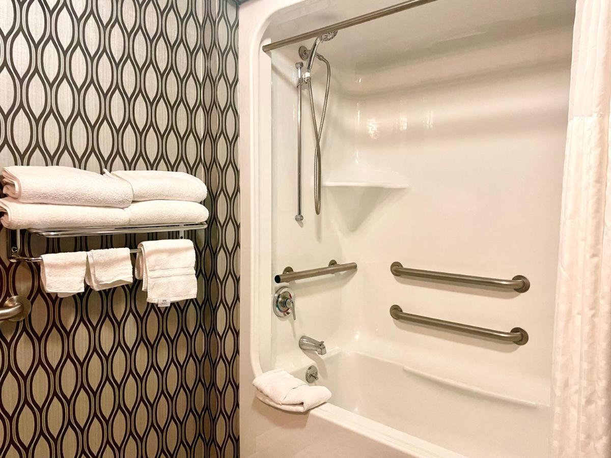 Park Manor Hotel クリフトン・パーク エクステリア 写真 A shower with grab bars