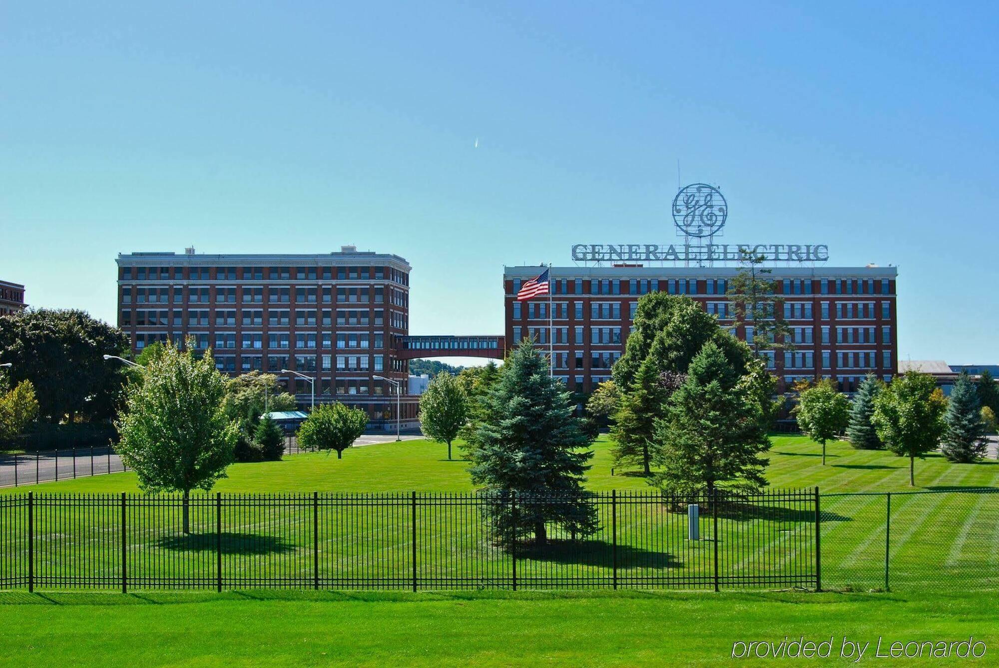 Park Manor Hotel クリフトン・パーク エクステリア 写真 The General Motors Technical Center in Warren, Michigan